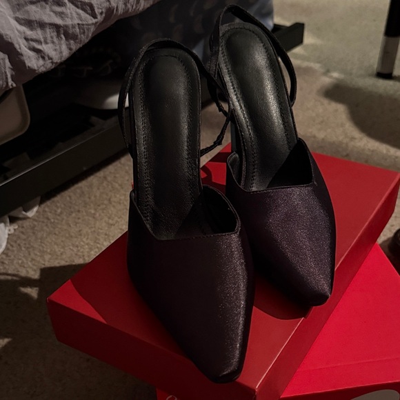 Elegant Black Slingback Heels - Picture 2 of 5